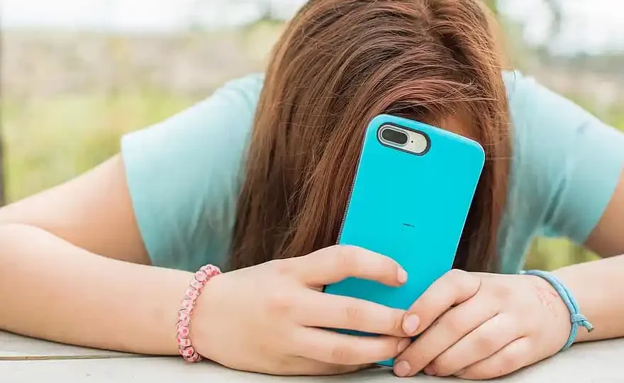 teen-iphone-smartphone-girl-teenager-young-technology-student-self-confidence